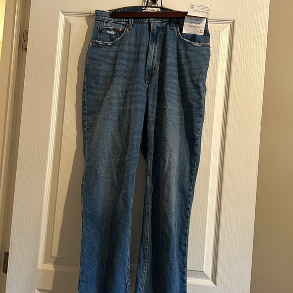 Abercrombie and Fitch The Ankle Straight Ultra High Rise - Picture 2 of 6